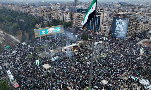 FOTO Parade na godi&scaron;njicu  Asadova pada: 'Ovakav dan jo&scaron; nije vi&dstrok;en u povijesti Sirije'