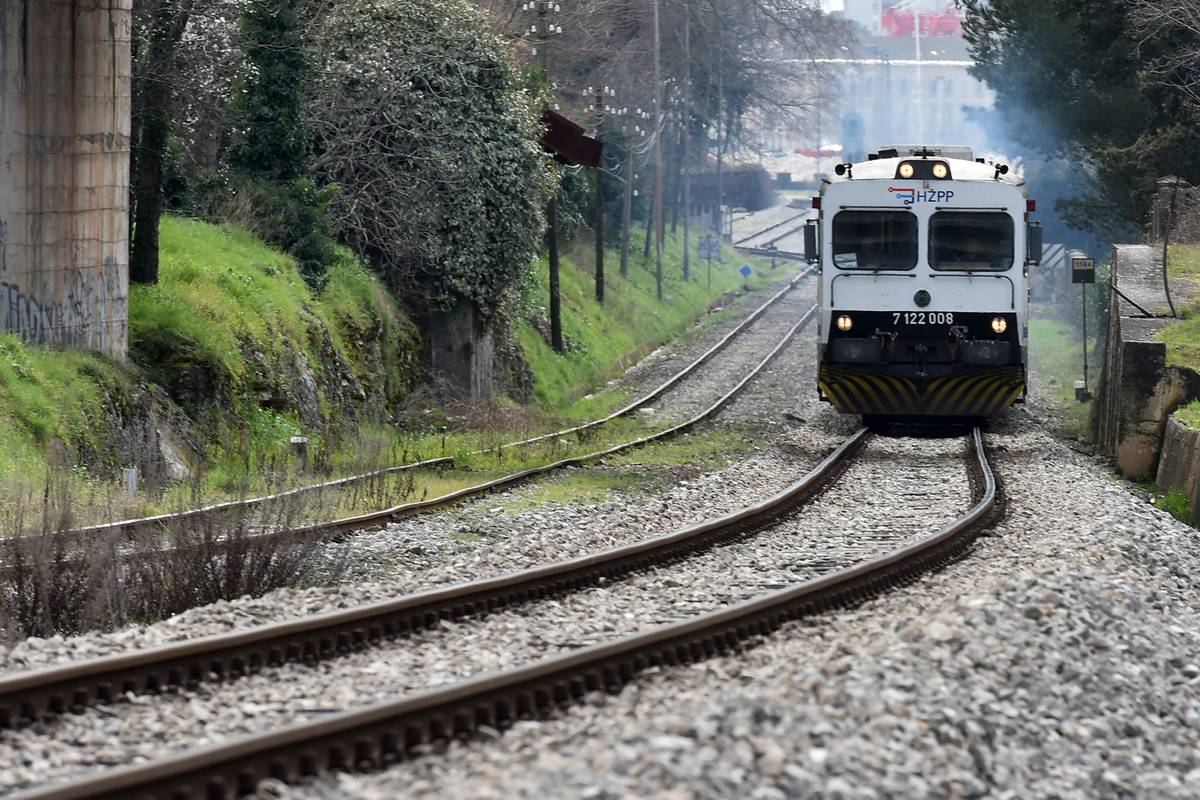 Putnički vlak naletio na tegljač, dvije osobe su ozlijeđene