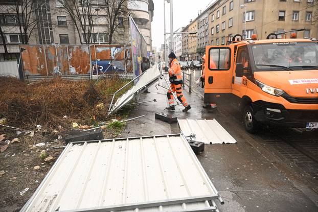 Zagreb: Olujni vjetar rušio bicikle i skele 