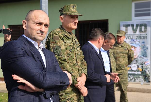 Ministar Anušić i general Kundid na prvom danu TVO-a na Slunju