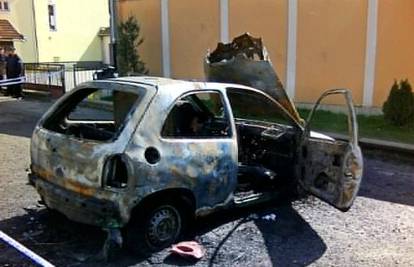 Ispred policijske postaje u Okučanima izgorio je Opel