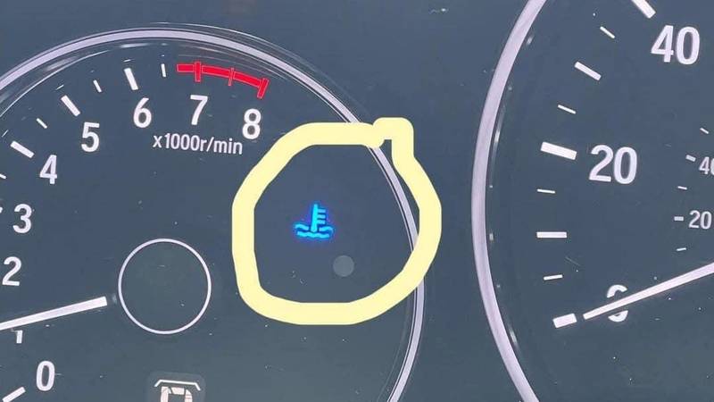 Znate li što znači ova lampica u autu? Na internetu se posvađali