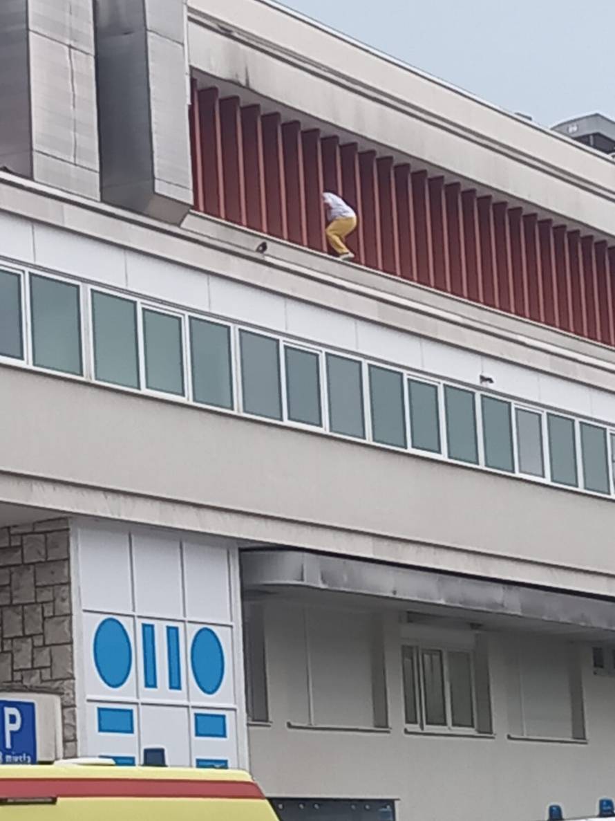 Nevjerojatna snimka s Firula: 'Čistila je prozor na 15 metara iznad ulaza Hitne! Šokirala me'