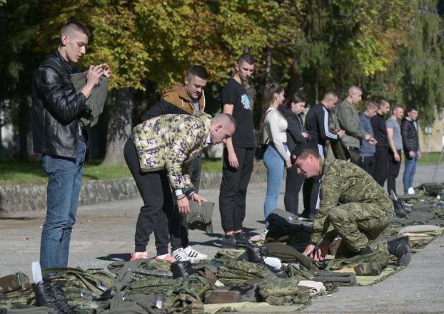 FOTO U Požegu na vojnu obuku stiglo gotovo 300 ročnika: 'Već pet godina ih nije bilo ovoliko!'
