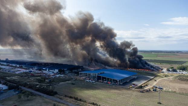 Nove fotografije iz zraka požara u osječkoj tvrtki za preradu plastike "Drava International"