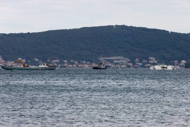 Zadar: Katamaran "Melita" s kojeg su noćas evakuirani putnici pluta u zadarskom kanalu