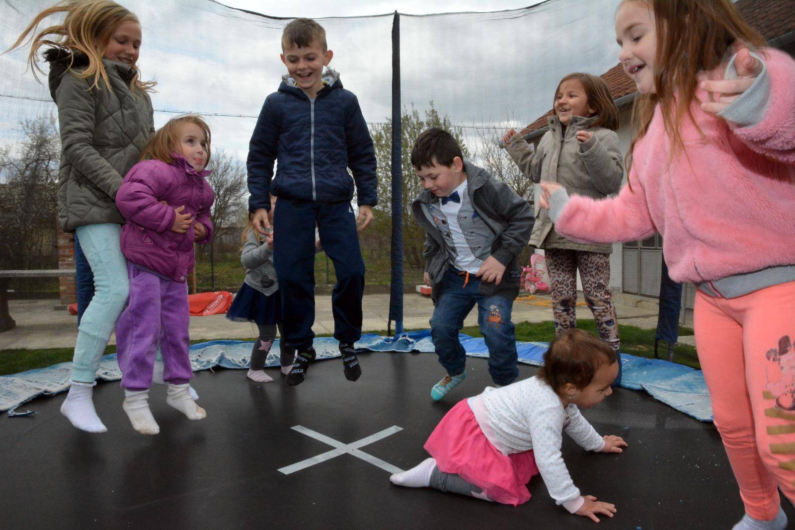 U krugu od 500 metara živi 20 djece: 'Selo nam je na dudi...'