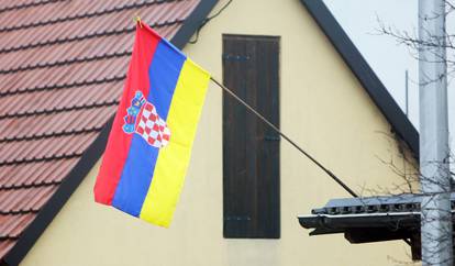 Duga Resa: U dvorištu kuće postavljena zastava s hrvatskim grbom i neobičnim bojama
