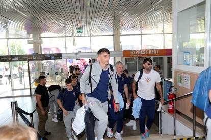 FOTO Vatreni izazvali euforiju na aerodromu: Djeca pohrlila do Modrića i Gvardiola...