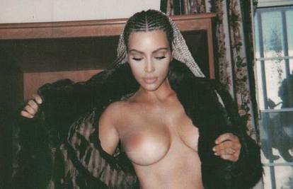 Kardashianka rastvorila bundu, a ispod su 'provirile' gole grudi