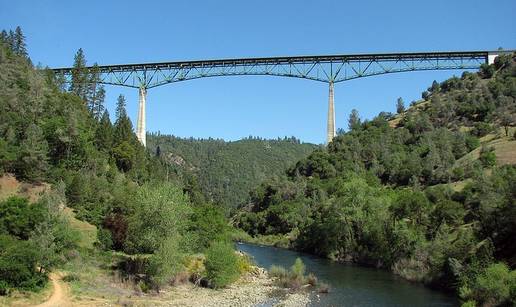 Žena pala s najvišeg mosta u Kaliforniji i čudom preživjela