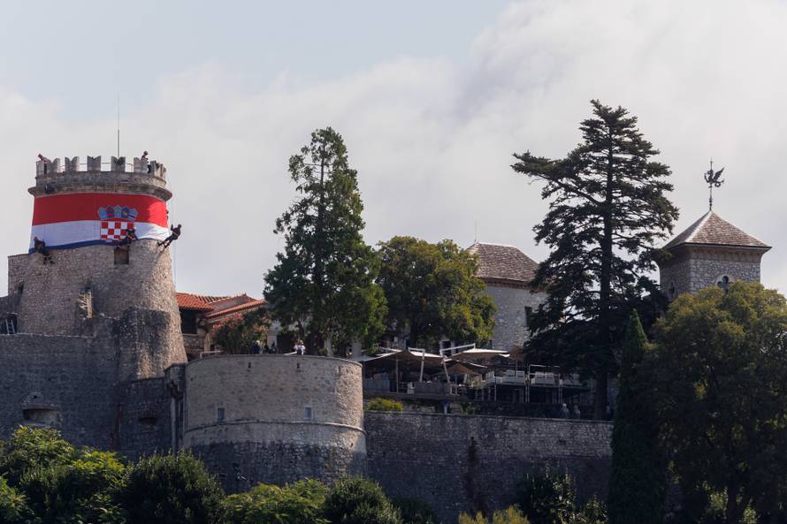 Rijeka: Hrvatska zastava postavljena na Trsatskoj gradini