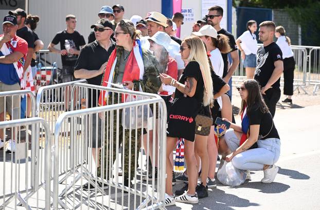 Zagreb: Obožavatelji idu prema fan zonama gdje će čekati ulazak u Hipodrom