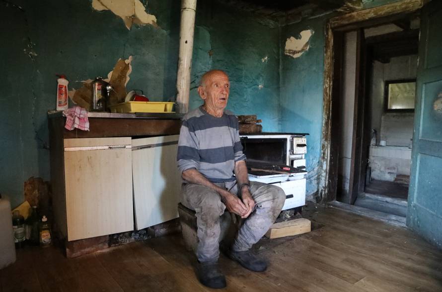 Stanko Samac, jedan od mnogih starijih na Baniji koji si ne mogu priuštiti drva za ogrijev 