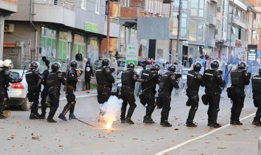 FOTO Huligani prekinuli susret bez gledatelja u Srbiji! Tukli se s policijom, odjekivale detonacije