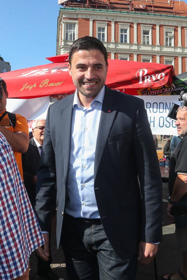 Zagreb: Milanović i Bernardić družili se s umirovljenicima tijekom Dana starijih osoba