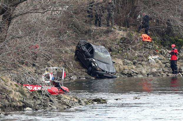 Zagreb: Vatrogasci kod podsusedskog mosta izvukli automobil  iz Save