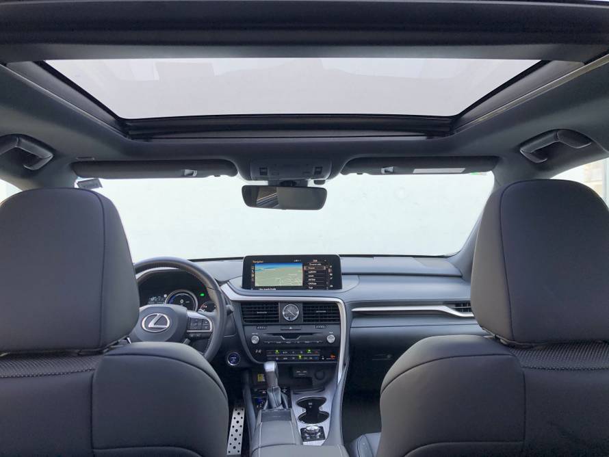 Luksuzna i štedljiva krstarica s već zaboravljenim V6 zvukom