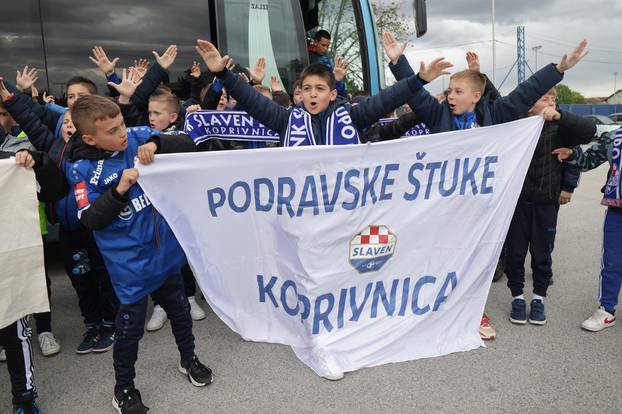 Zagreb: Podravske štuke, mladi navija?i Slaven Belupa, stigli ispred stadiona Maksimir