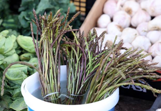 Šibenik: Ponuda šparoga na šibenskoj tržnici