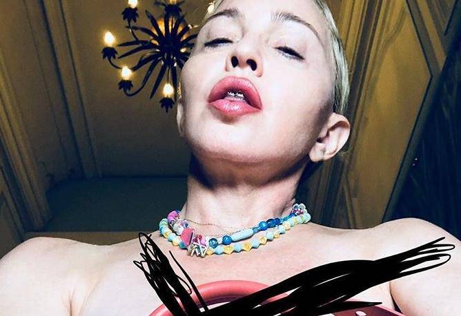 Nakon tretmana lica vilicama, Madonna je pozirala u toplesu