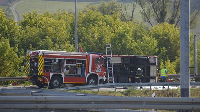 Vatrogasnim vozilom sletjeli su s ceste u Krapini i prevrnuli se na bok: Dvoje lakše ozlijeđenih