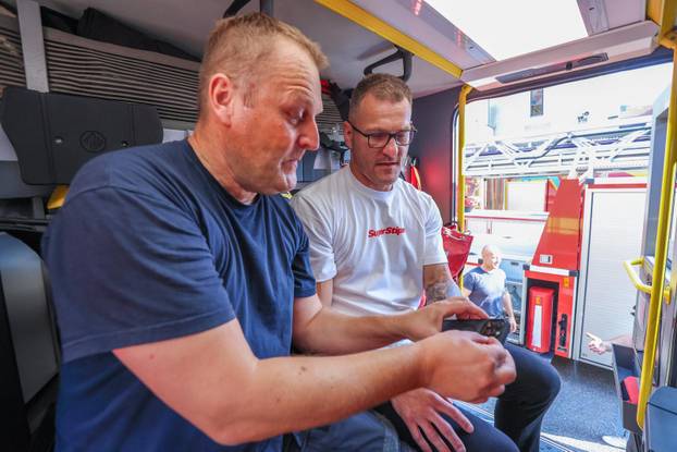 Stipe Miočić prvi se put u životu spustio niz šipku u vatrogasnoj postrojbi Zagreb