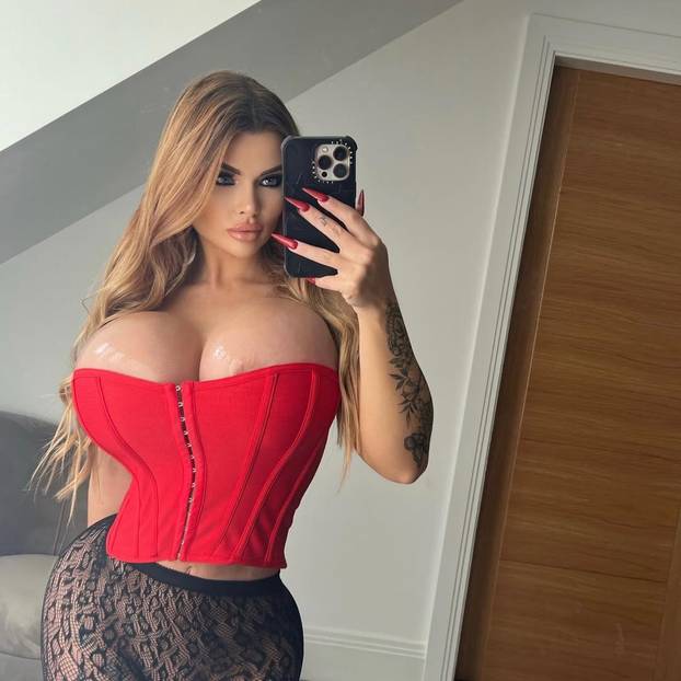 FOTO Ide ljeto, a bujna Paige je u problemu: 'Ne mogu pronaći kupaći u koji stanu moje grudi!'