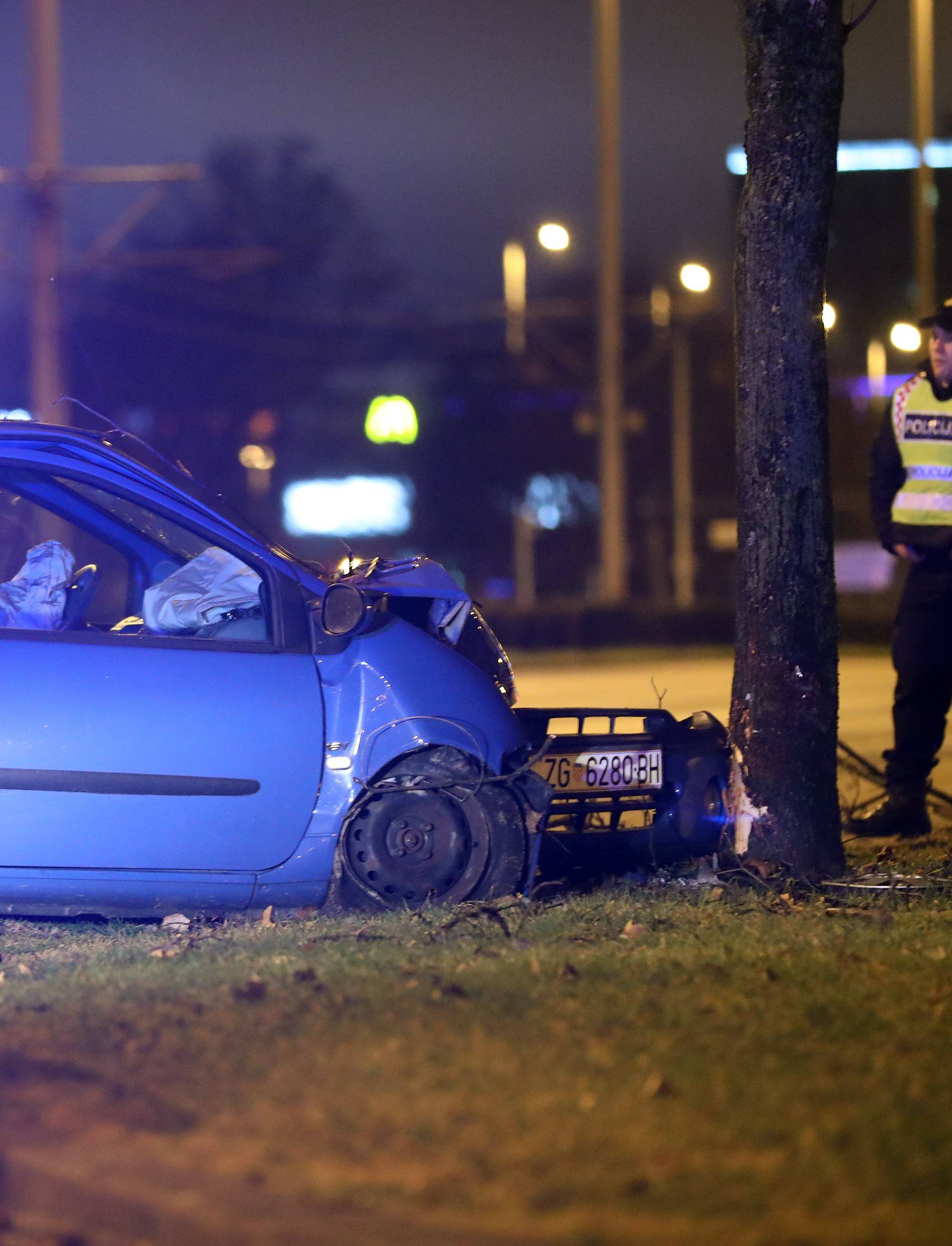 Vozač se autom zabio u drvo u Novom Zagrebu, ozlijeđen je