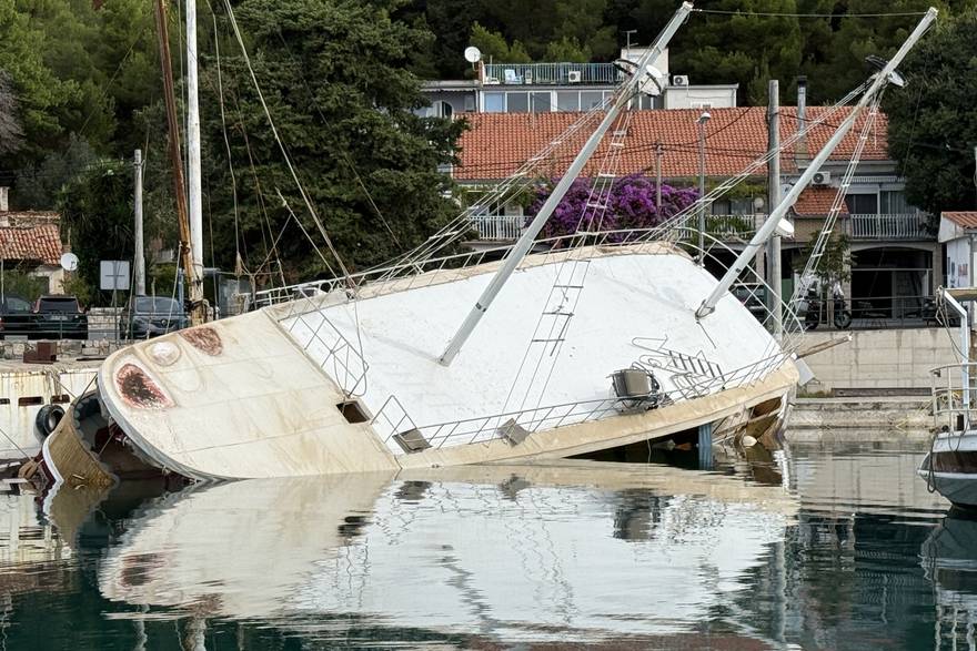 Potonuo brod Nerezine u Omišu