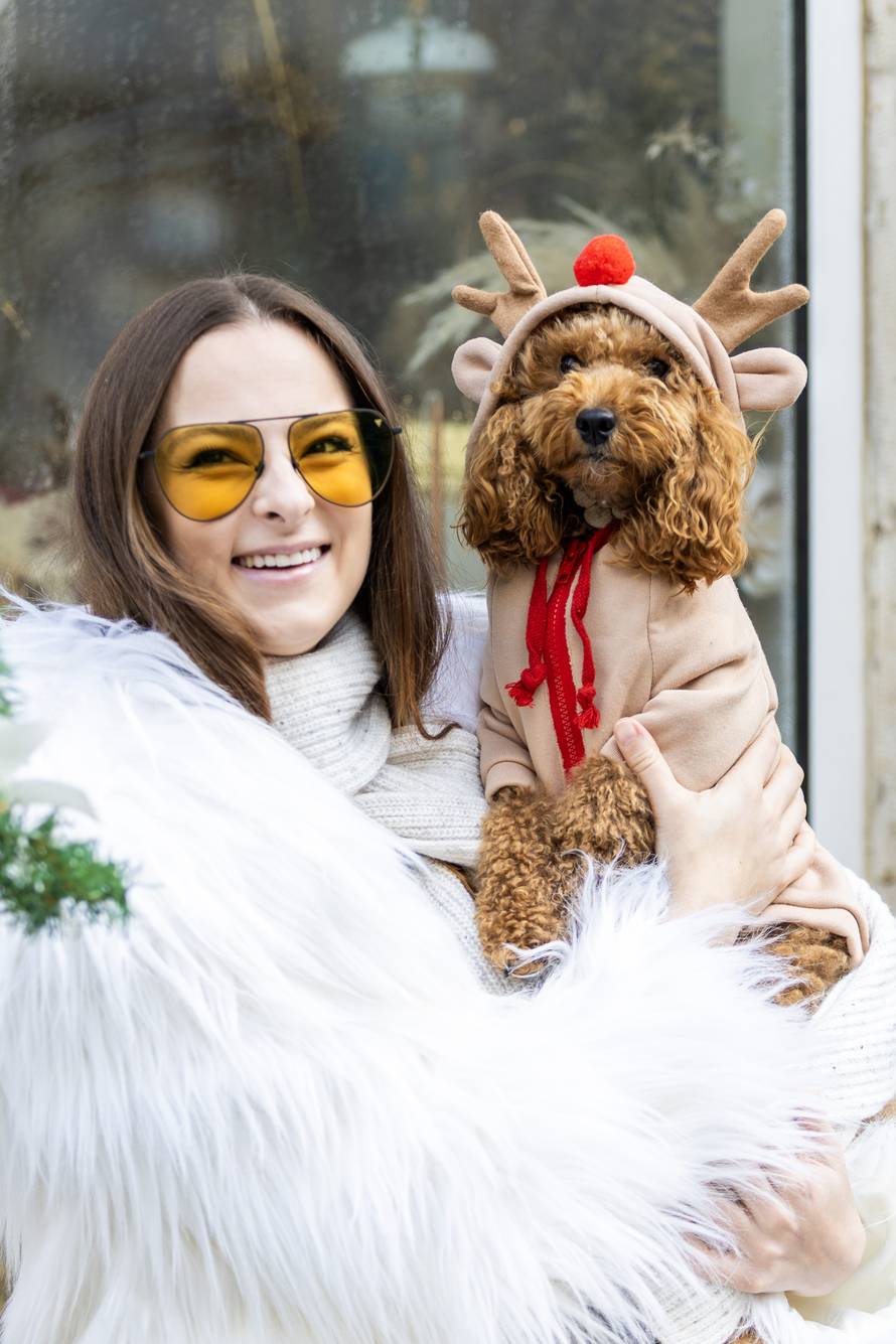 24sata: Pula: Pas pozira ispred cvjećarnice i glumi soba