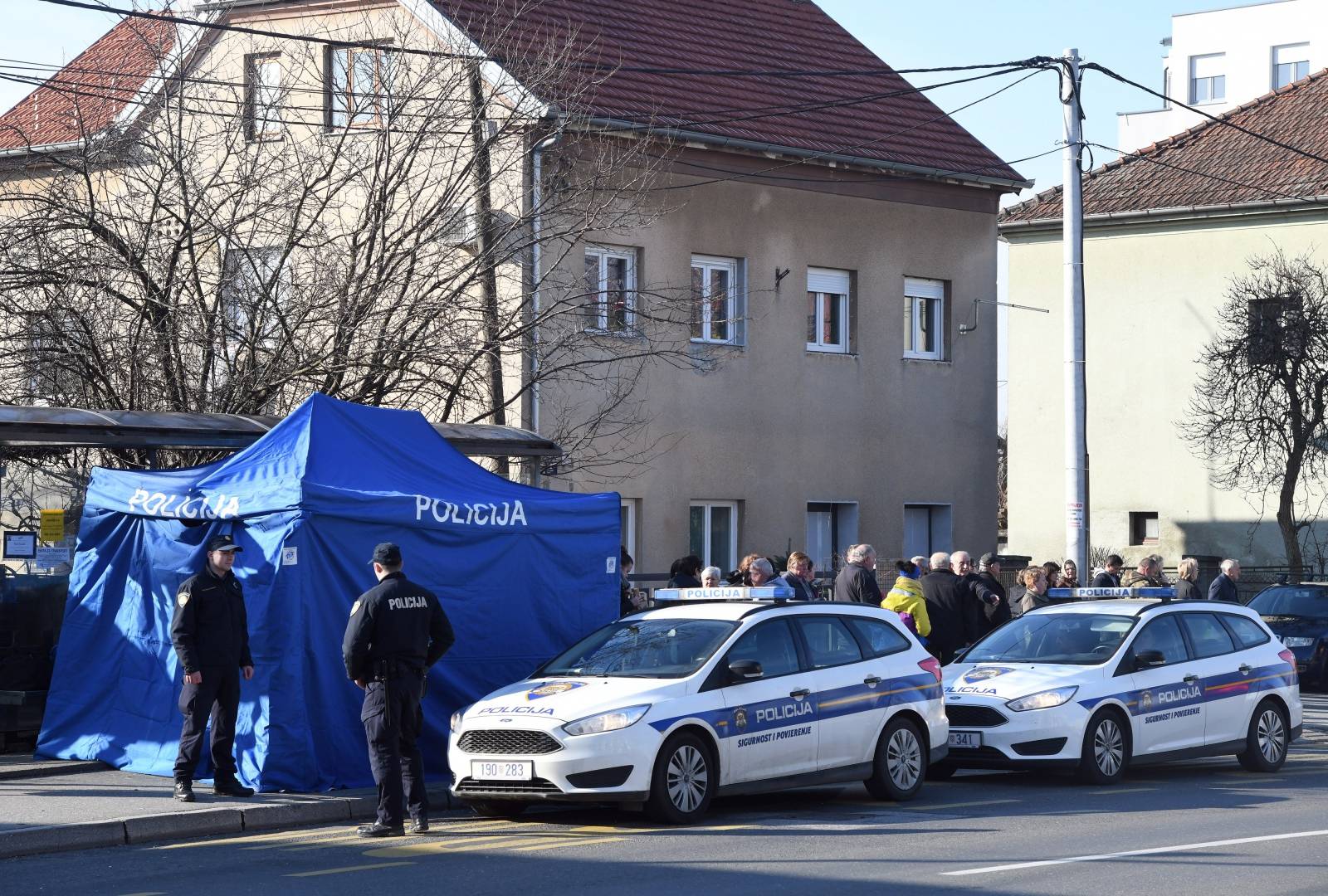 Policijski očevid na autobusnoj stanici u Sesvetama gdje je pronađeno tijelo muškarca