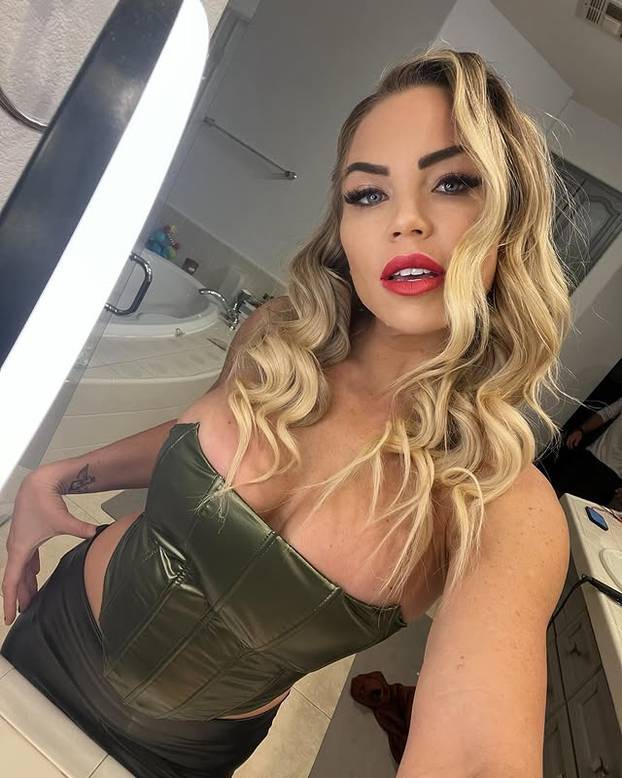 FOTO Za nju kažu da je najseksi medicinska sestra Instagrama