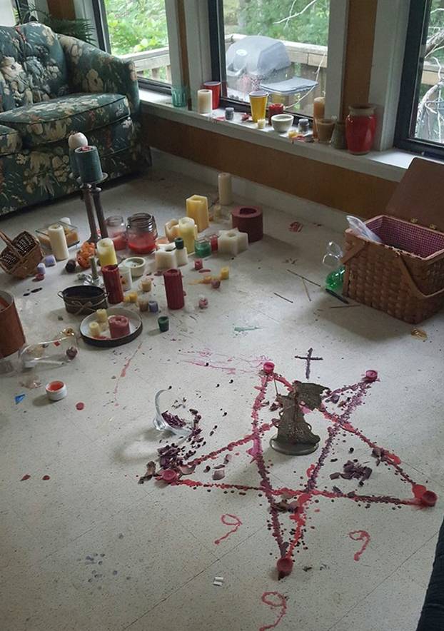 FOTO Jezivo! 16 ljudi preselilo u nove domove, dočekalo ih ovo: Oltari za magiju, lutke, zubi...