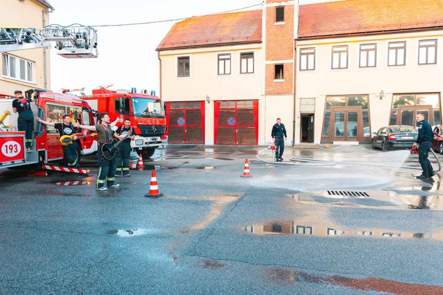 Mejaši postali vatrogasci na jedan dan zbog nove pjesme