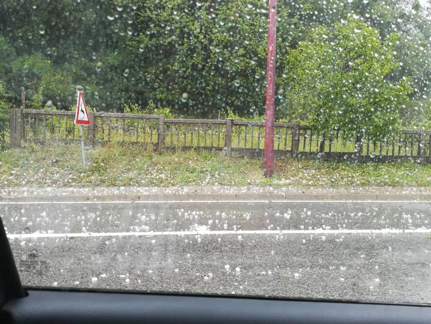 Vjetar srušio drvo, tuča oštetila aute: 'Mogla je nekoga ubiti!'