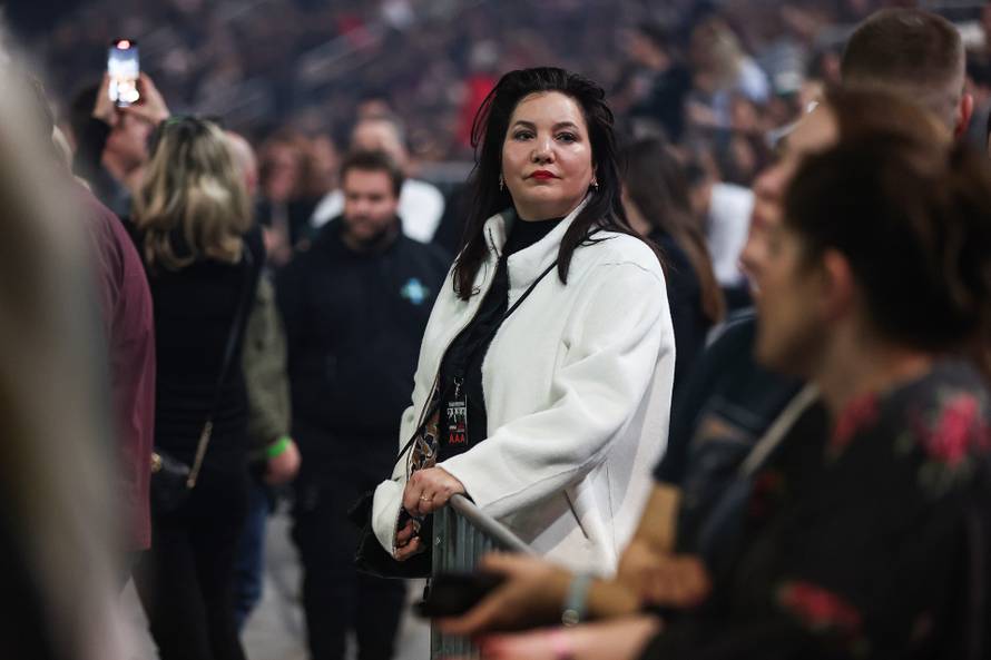Zagreb: Špela Možina, partnerica Saše Lošića, na koncertu  Plavog orekstra