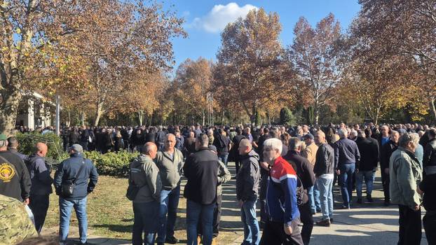 FOTO Posljednji ispraćaj heroja Vukovara Nicoliera:  Ljudi stižu iz cijele Hrvatske. Grad je pun...