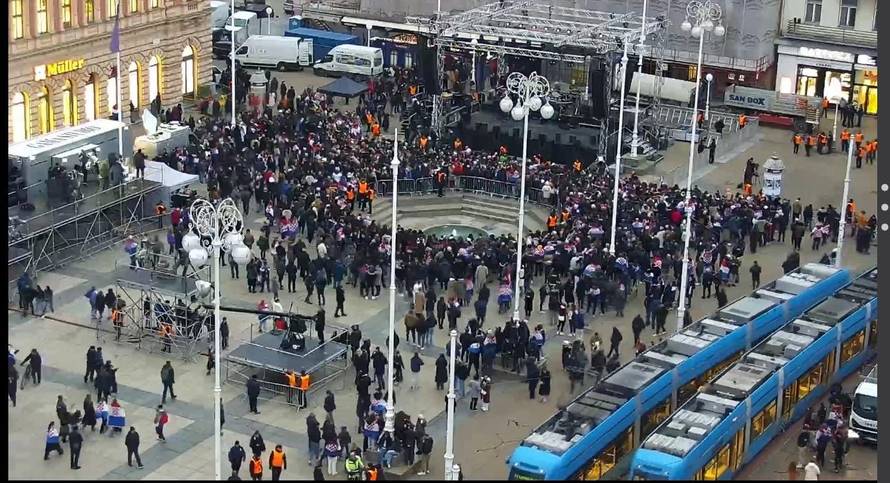 Ispunjeni Trg dočekao brončane junake, slavili su uz Thompsona