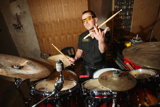 Zagreb: Ivan Slabinac, sin poznatog pjeva?a Ki?e, svira bubnjeve