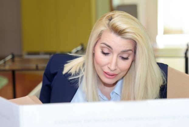 Split: Željko Kerum u pratnji supruge izašao na biralište i glasovao