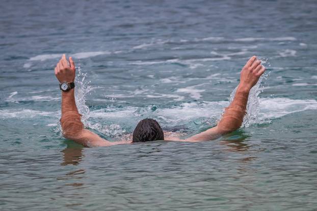 Makarska: Robert Tarčuki svaki dan se kupa unatoč zimi