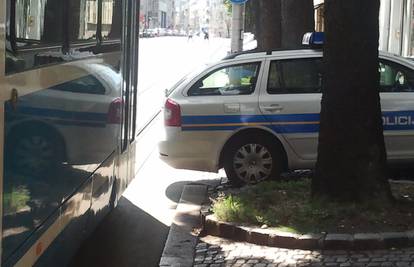 Policajci su nemarno parkirali automobil pa prouzročili zastoj 