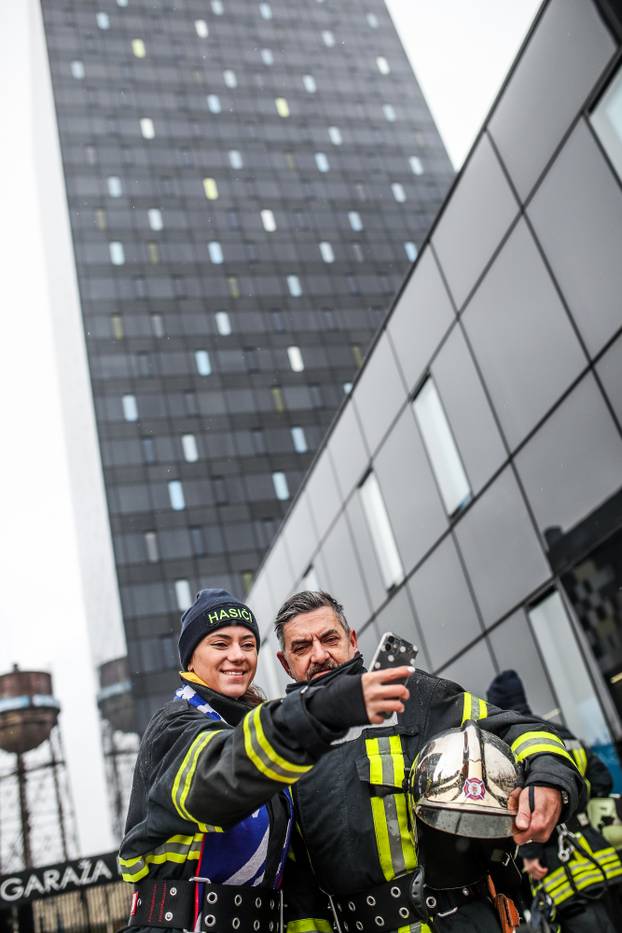 Zagreb: Vatrogasci pod punom opremom pretrčali 666 stepenica u humanitarne svrhe