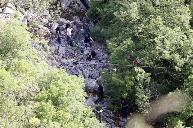 Spasioci u  okolici Pakova Sela pretražuju mjesto nesreće pada helikoptera