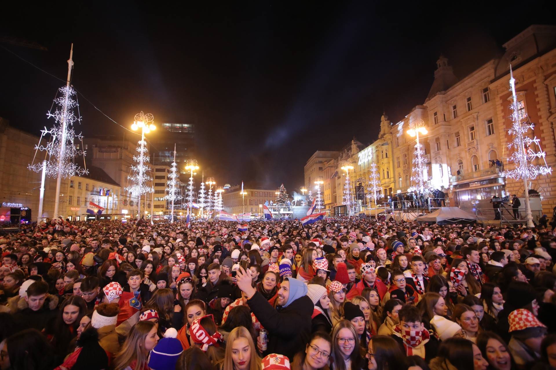 Prava ludnica vlada na Jelačićevom trgu, Vatreni krenuli prema Trgu