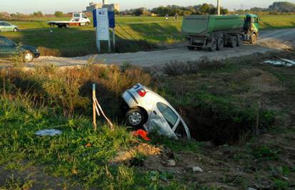 Automobil s troje djece sletio u rupu, vozač je teško ozlijeđen