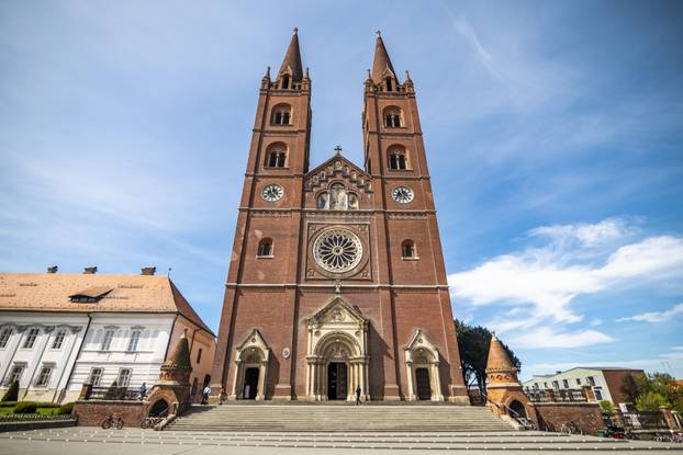 Na svetkovinu Uskrsa, đakovačko-osječki nadbiskup Đuro Hranić predvodio je središnje euharistijsko slavlje u đakovačkoj katedrali