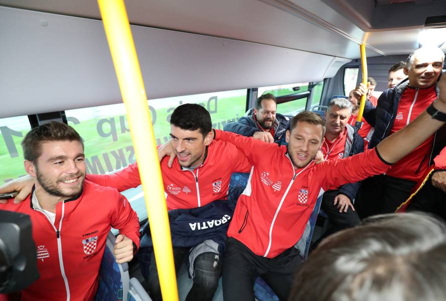 Pogledajte video iz busa: Čilić, Ćorić i društvo pili iz 'salatare