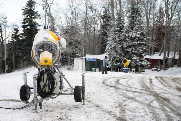 Zagreb: Snijeg zabijelio Medvednicu